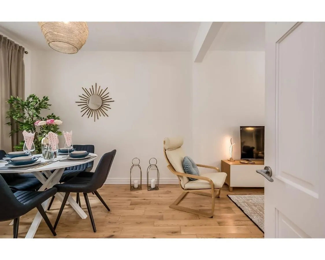 Central Belfast Apartments Chic Luxe R&R
